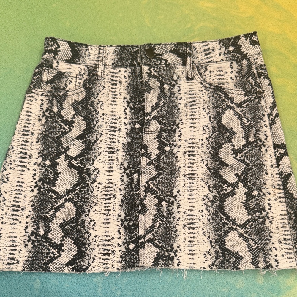 Tinseltown Black and White Snake Print Mini Skirt